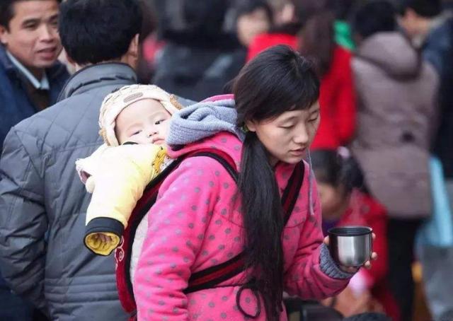 你的育儿经|家庭的幸福指数有多高?从出门谁抱娃就能看出来,一看一个准