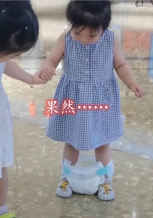 一家四口儿|萌娃逛街“节操”掉一地，同行小伙伴一脸嫌弃，过来人：兜不住了