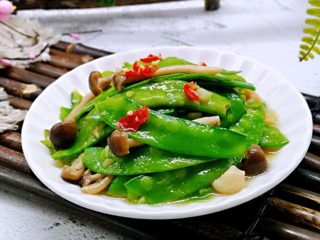 荷兰豆和海鲜菇是“天生一对”，炒一炒，味道鲜美超下饭