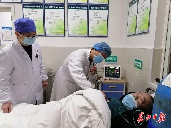 他被一碗粉放倒，送去社区卫生服务中心，幸好有专家坐堂