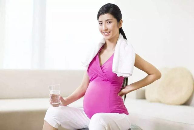 孕妇喝水也能补营养？孕期水分补充很有讲究，喝不对会“伤胎”