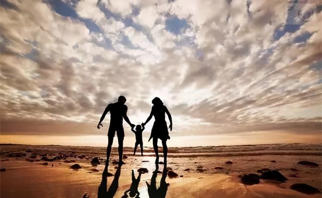 家人趁宝宝睡觉出门买宵夜，孩子醒后去阳台寻人，却从15楼跌落