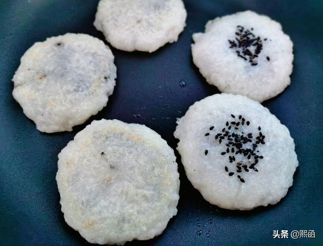 这食材醇香味美，搭配糯米做小饼，外酥里糯，常吃养出乌黑发丝