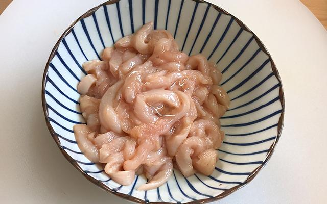 小摊上15块钱的炸鸡柳，自己在家做一锅，外酥里嫩，出锅就吃光