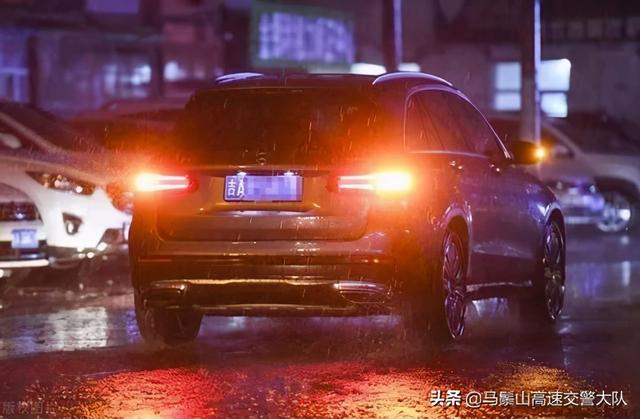 车灯怎么打才能让前后车知道你要超车、感谢和提醒？