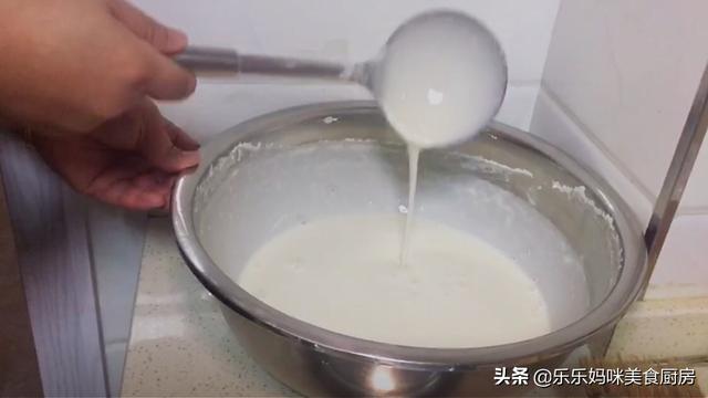 懒人凉皮想要好吃，可不是直接调面糊那么简单，教你正确做法，香