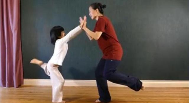 【超级宝妈】出生因没双臂惨遭遗弃,女孩2岁才被美国夫妇收养,孩子现在咋样