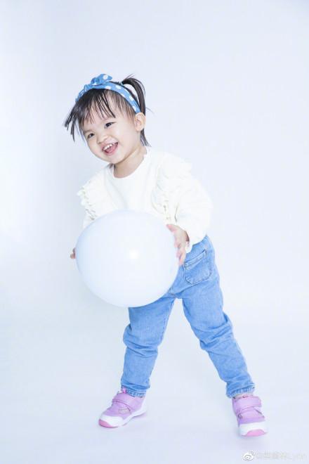 「9号放映厅」熊黛林夫妇为双胞胎女儿庆2岁生日 场面温馨