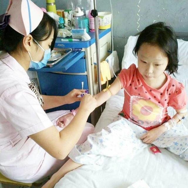 「天使宝贝」女孩肚子痛还干呕，被发现后拒绝到医院，表示肚子里是“宝贝”