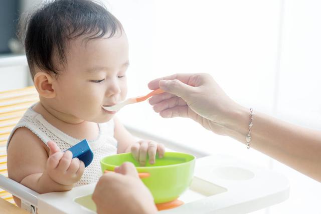 [你的育儿经]宝宝容易积食，多半是这些原因，5招调理简单管用，值得妈妈学习