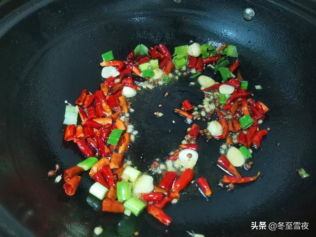 鸡腿|教你在家做辣子鸡丁，辣椒炒不糊，鸡丁外焦里嫩，方法一学就会