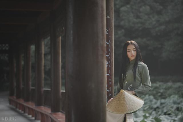 宋词里面的一场秋雨，淅淅沥沥下了千年，沾湿了岁月，淋湿了眼眶