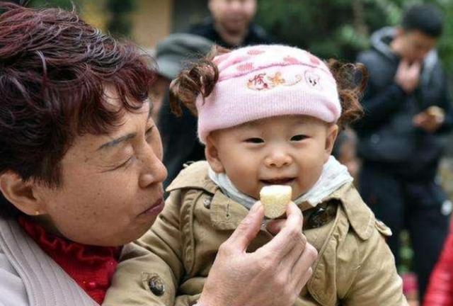 超级宝妈|为什么孩子3岁之后,最好不要让姥姥带?奶奶的截胡不无道理