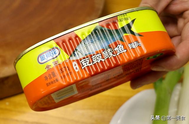 酒店畅销菜，鱼罐头配豆芽炒2分钟就成菜！超好吃