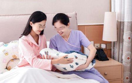 「你的育儿经」“一口饭都没给我留么”，90后宝妈喂完孩子没饭吃，怒掀餐桌