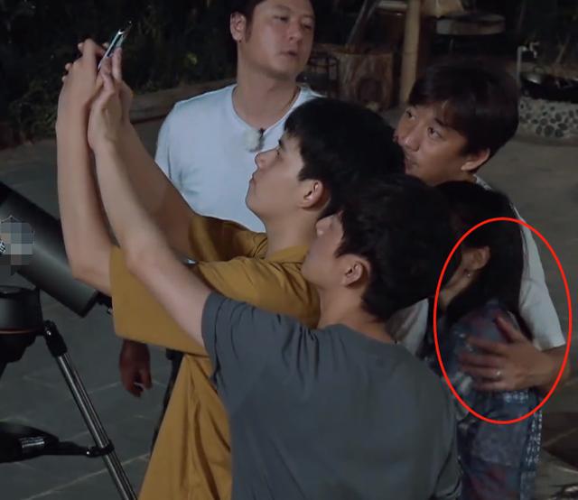 淡蓝色的记忆|张子枫等到超级月亮，围观时黄磊的手抢镜了，“老父亲”既视感