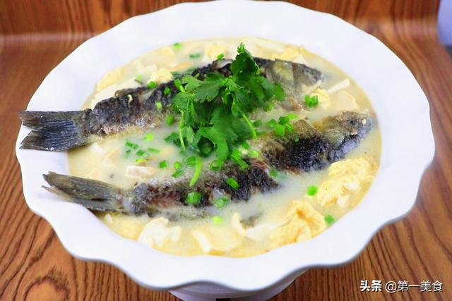 吃天下：月子必备的下奶神器——鲫鱼豆腐汤，再也不用为孩子吃不饱而烦恼