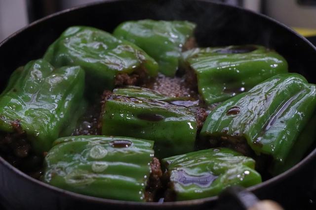 一块肉一根青椒，做传统川菜青椒酿肉，简单方便超下饭，太香了