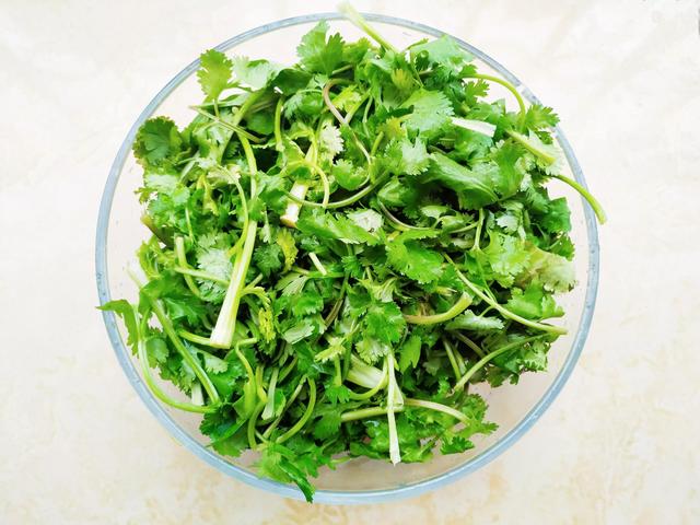 香菜配花生米，几分钟就搞定一盘下酒菜，成本只要几块钱