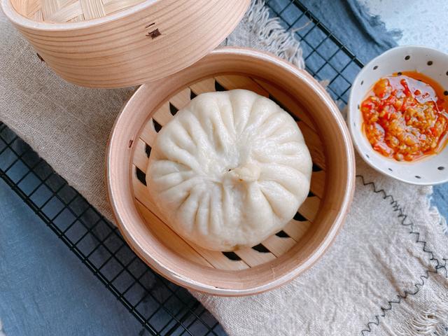 应季的冬笋馅包子，冬笋处理是重点，这样做的包子皮薄馅多还爆汁