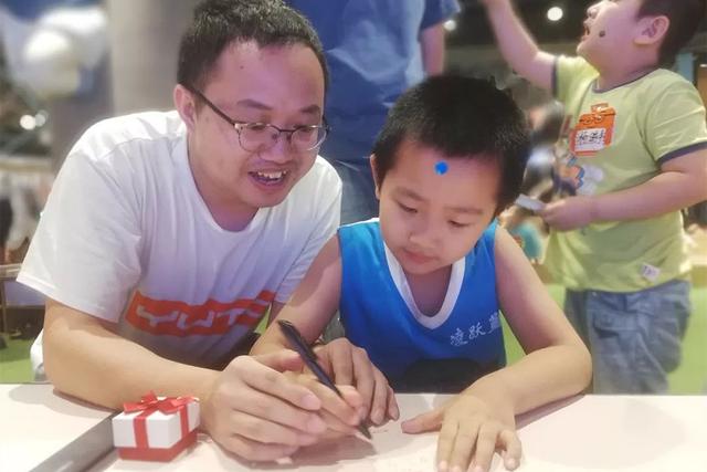 【你的育儿经】爸爸经常陪伴的孩子，有几个优点外人一眼看出，占一个都很幸运