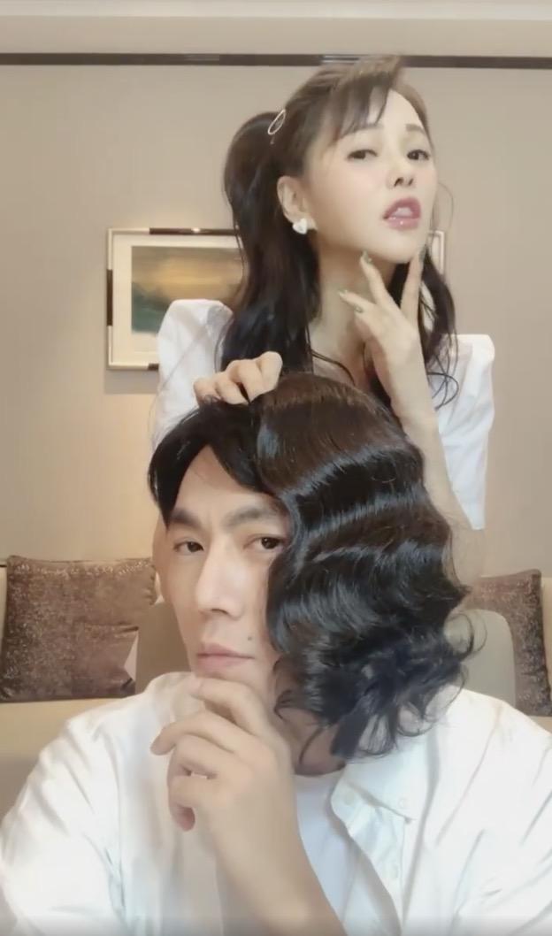 樱桃奶球|秦昊直播，伊能静为他戴各种假发，两人摆同款pose，甜撒狗粮