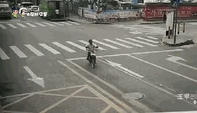 超级宝妈|视频记录瞬间！四岁男童横穿马路被撞伤，责任在谁？