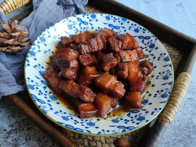 红烧肉，记住“2不放2窍门”，肉香十足、软糯入味，不柴不油腻