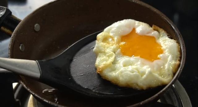 冬天超爱这碗懒人面，有菜有面有鸡蛋，10分钟上桌吃完全身暖和