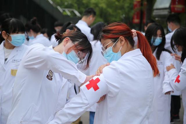 急救|手上为啥比划“一把剪刀一把菜刀”？市一医院让急救知识跨界出院