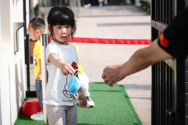 上观新闻|入园摘下口罩，设立临时隔离教室，上海最小一批学生返校复学……