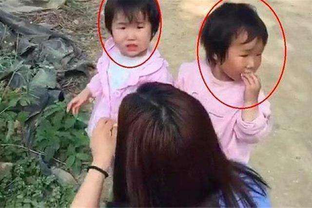 超级宝妈■双胞胎女儿被妈妈和奶奶分开带，一年后差距明显，网友：正常