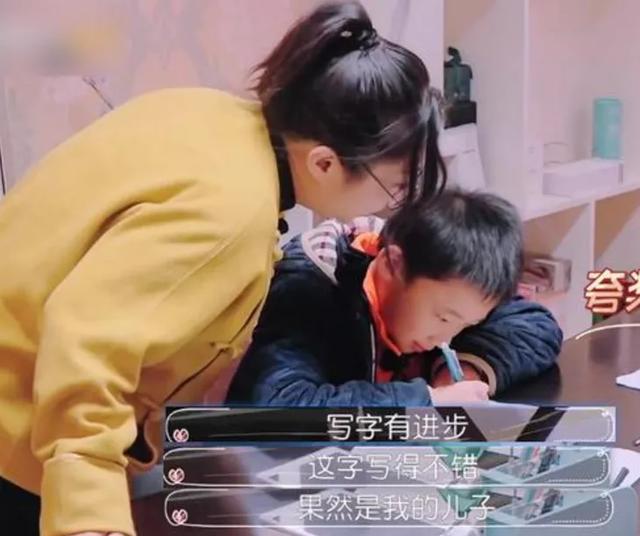 超级宝妈@女儿不认真学习，被妈妈拖进大海：对孩子伤害最大是这种极端教育