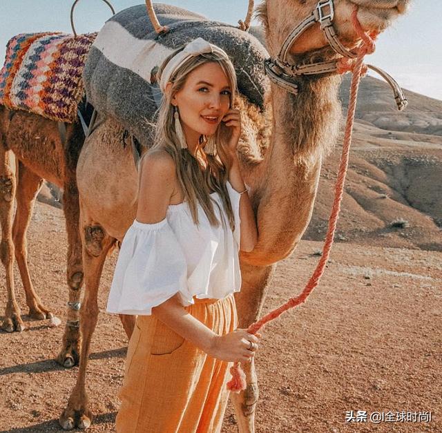 最时尚德国穿搭典范，甜心博主笑靥如花“花式”吊带连衣裙百搭百魅