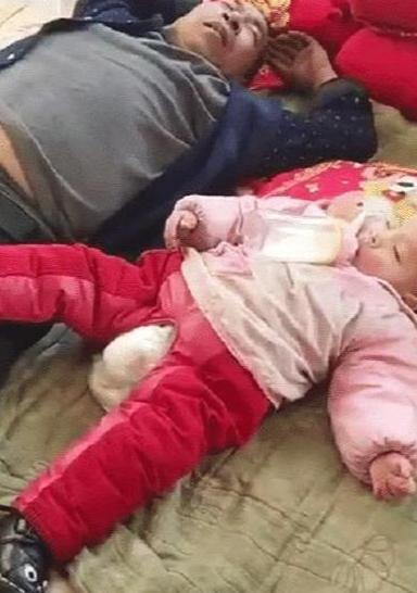 超级宝妈|爷爷给孙女喂奶后累的睡着，宝妈晒出照片后，网友争议：无法接受