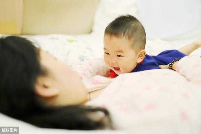 【超级宝妈】为什么宝宝总喜欢黏着妈妈？当得知原因后，当妈的再辛苦也值了