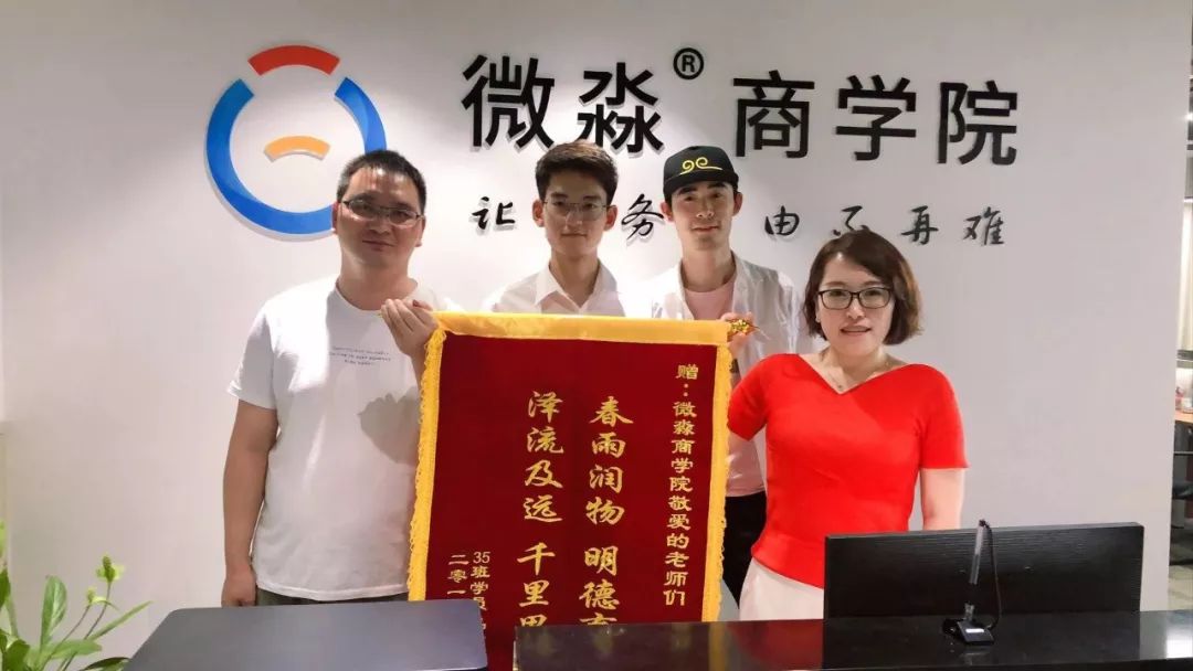 文字上的青年▲月入10万的真相戳痛无数人:恕我直言,赚钱真的不是靠拼命