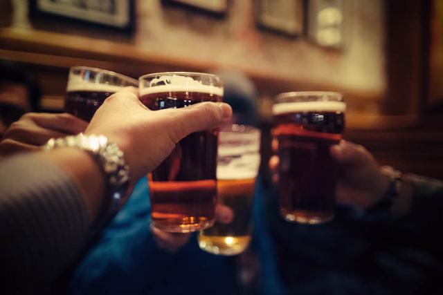 喝酒|一杯酒下肚女销售心跳如擂鼓，醒来后第一句话：我还能喝吗？