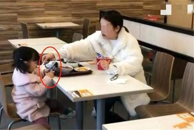 你的育儿经|母女俩餐厅吃饭被偷拍，这顿“有毒”的饭，容易培养出“白眼狼”