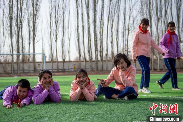 新疆策勒一小学获捐新运动场 女生绿茵场上秀球技