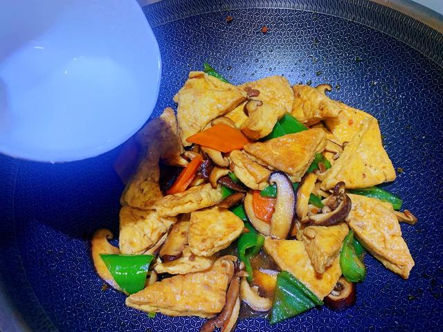 豆腐这样做，鲜香入味还下饭，家人都夸好吃