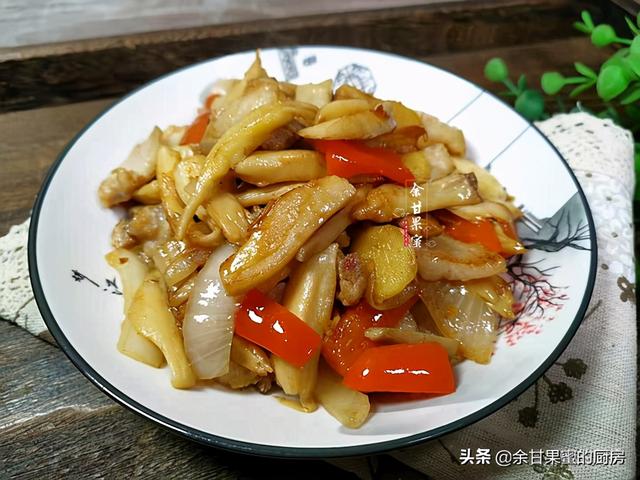 五花肉煸炒杏鲍菇，炒一炒就出锅，鲜香不腻又下饭