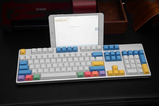 这把键盘让人想起曾经的校园时光，以及老师那精准的“小李飞刀”