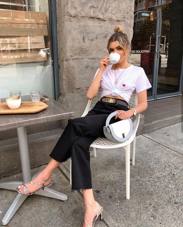 「普拉达女王」老爹鞋失宠了，连王菊都穿细带凉鞋，约会逛街两不误，选它准没错