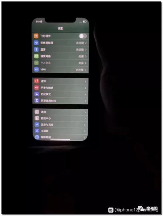 今年新手机还能买吗？苹果12屏幕发绿，某大厂也发绿