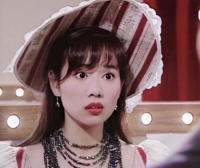 给糖就不闹|本以为她们不好看，结果年轻时都是大美女，看到阿朵被惊艳到了