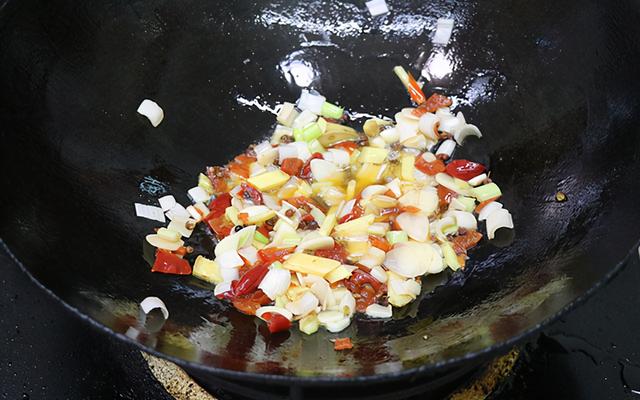 今年迎来第一场雪，来一盆热腾腾的鲜锅鸡，麻辣入味，吃完暖和和