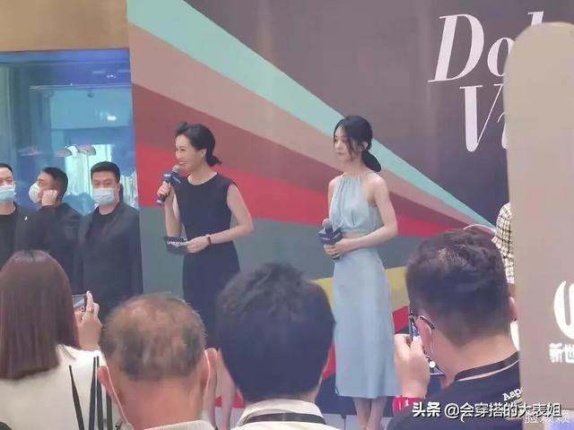 从小帅到大|赵丽颖现身活动！低扎马尾穿浅蓝挂脖裙，清新脱俗！美成最美辣妈