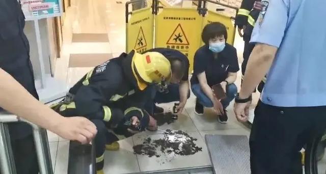 中国教育报|揪心！4岁男童在扶梯上跑动，下一秒手指被夹断……