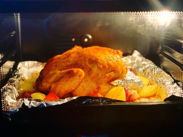 烤鸡还在外面买？在家做一样外酥里嫩，嫩滑多汁，一人吃一只